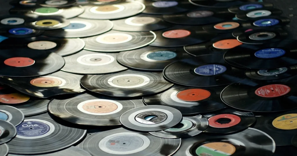 Imagem com vários discos de vinil espalhados ilustrando gênero musical no artigo o que é música