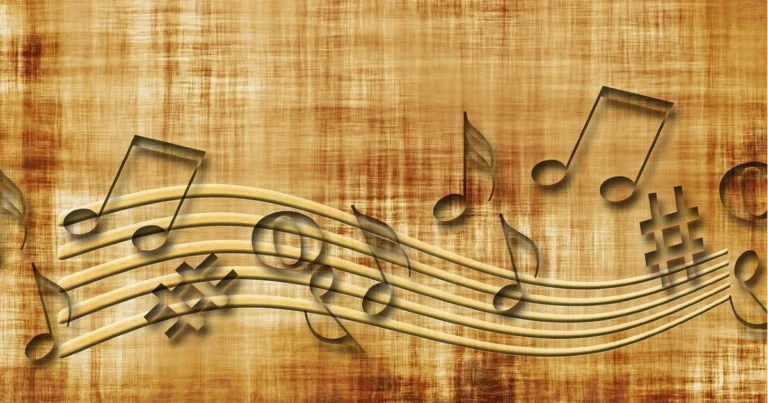 Imagem de uma pauta com figuras musicais em uma textura de madeira ilustrando o que é música