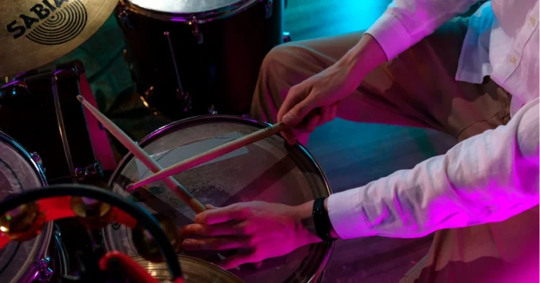 Imagem de uma pessoa tocando bateria para ilustrar o que é ritmo musical