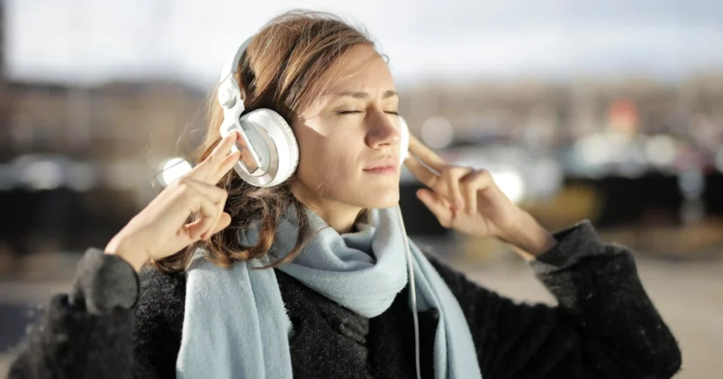 Mulher ouvindo música com um fone de ouvido