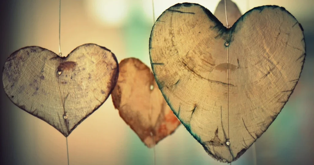imagem de 3 corações de madeira fina pendurados indicando a história da música no período do romantismo