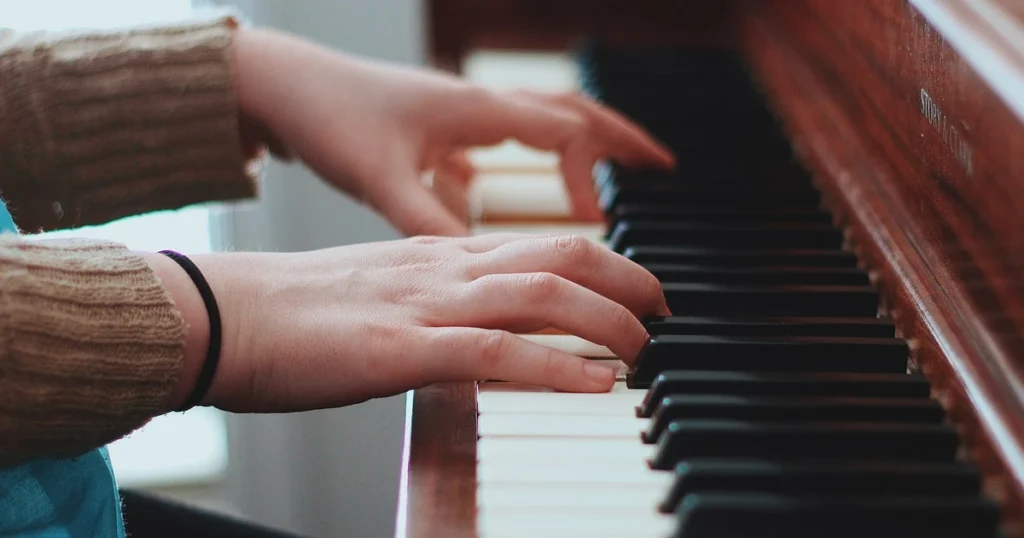 pessoa tocando piano - imagem usada para representar tipos de harmonia musical